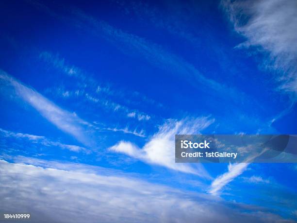Interessante Wolkengebilde Wie Ein Fliegender Vogel Stockfoto und mehr Bilder von Bedeckter Himmel
