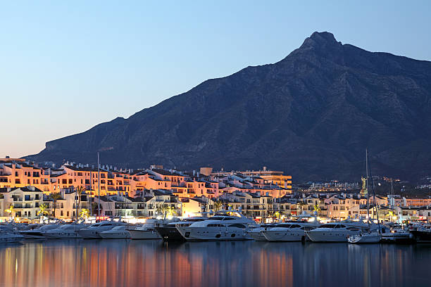 puerto banus al atardecer, españa - marbella fotografías e imágenes de stock