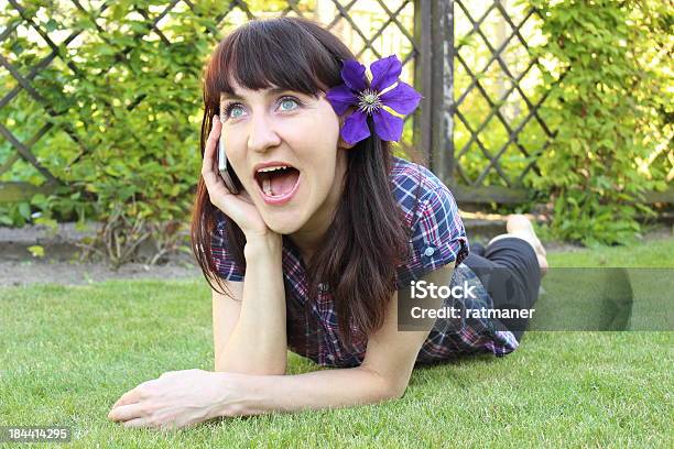 Foto de Mulher Sorridente Com Telefone Celular No Ensolarado Jardim e mais fotos de stock de Adulto