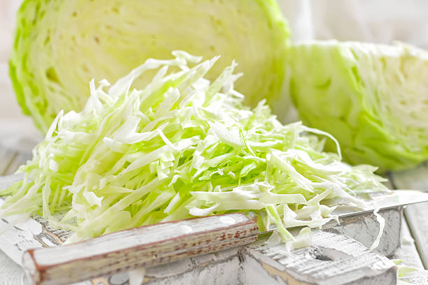 un tas de chou déchiré - green cabbage photos et images de collection