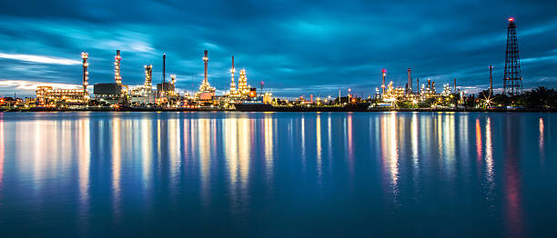 panorama de refinería de petróleo con reflejo - distillation tower fotografías e imágenes de stock