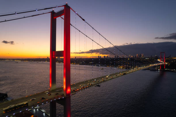 15 lipca most męczenników w świetle zachodzącego słońca zdjęcie z drona, pałac beylerbeyi uskudar, stambuł turcja (turcja) - ortakoy mosque bridge bosphorus istanbul zdjęcia i obrazy z banku zdjęć