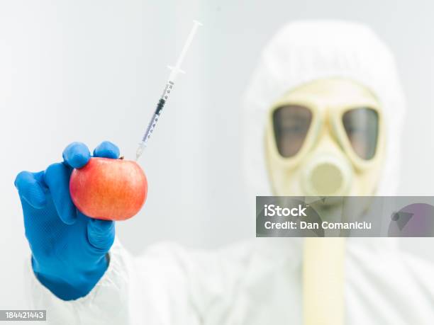 Person Im Schutzanzug Die Eingespritzte Apple Stockfoto und mehr Bilder von Ansteckende Krankheit - Ansteckende Krankheit, Berufliche Beschäftigung, Biologe