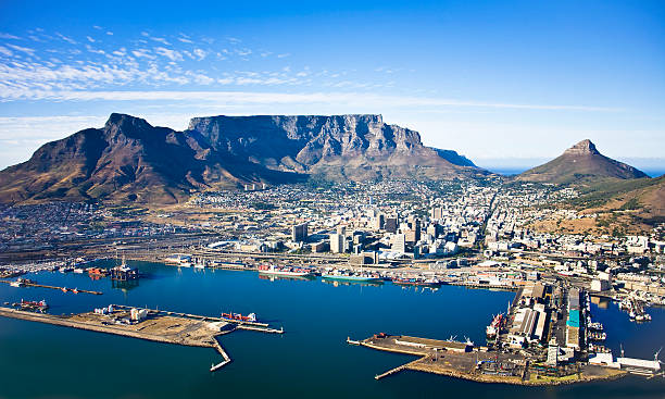 table mountain e porto di città del capo, sudafrica - table mountain foto e immagini stock