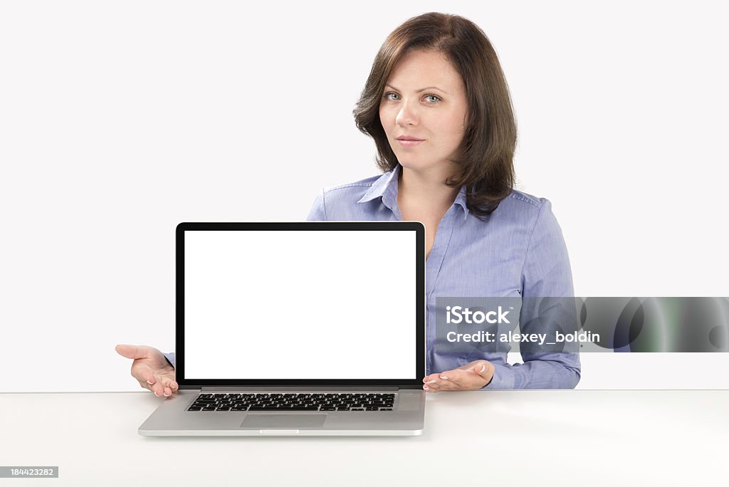 Mujer de negocios está sentado frente a la computadora portátil - Foto de stock de Abierto libre de derechos