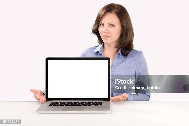 Mujer De Negocios Está Sentado Frente A La Computadora Portátil Foto de stock y más banco de imágenes de Abierto