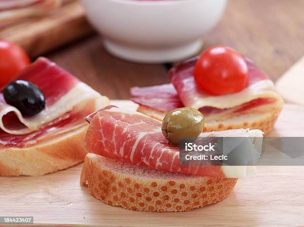 Fatiado Prosciutto Com Queijo E Tomate Cereja Azeitona - Fotografias de stock e mais imagens de Alface