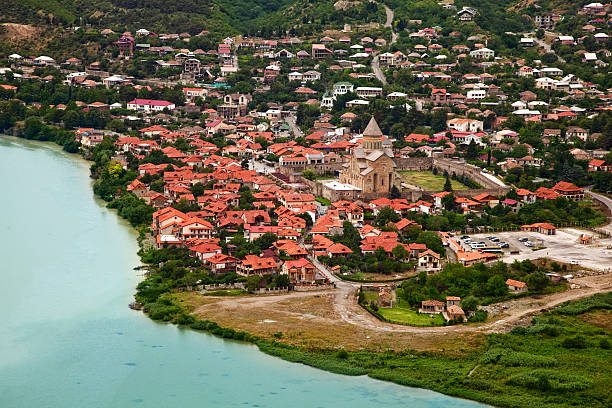 vista de la histórica ciudad desde arriba - mtskheta fotografías e imágenes de stock