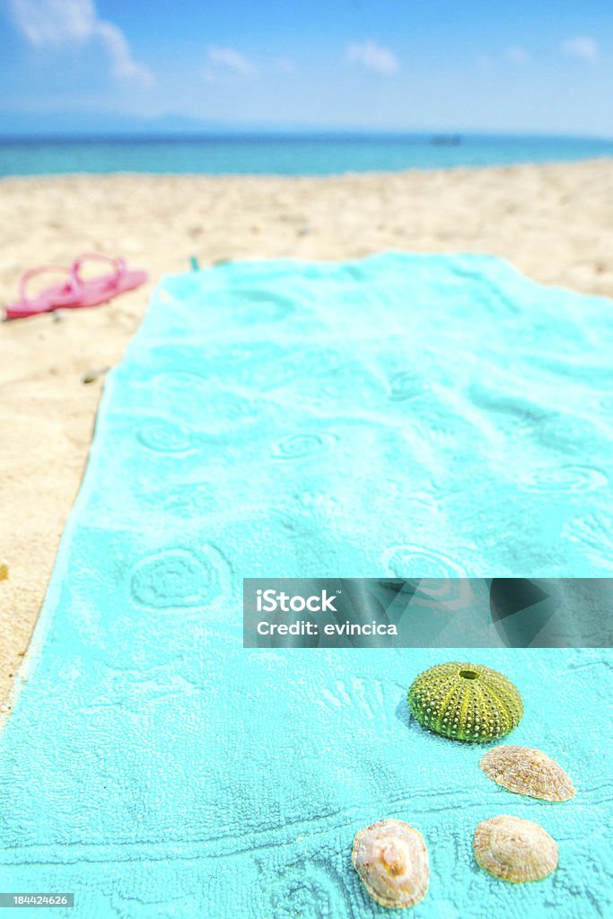 Летнее море и пляж с белым песком - Стоковые фото Пляжное полотенце роялти-фри