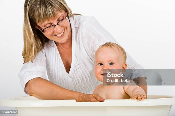 Nonna Bagno Baby - Fotografie stock e altre immagini di Vasca da bagno - Vasca da bagno, Accudire, Adulto