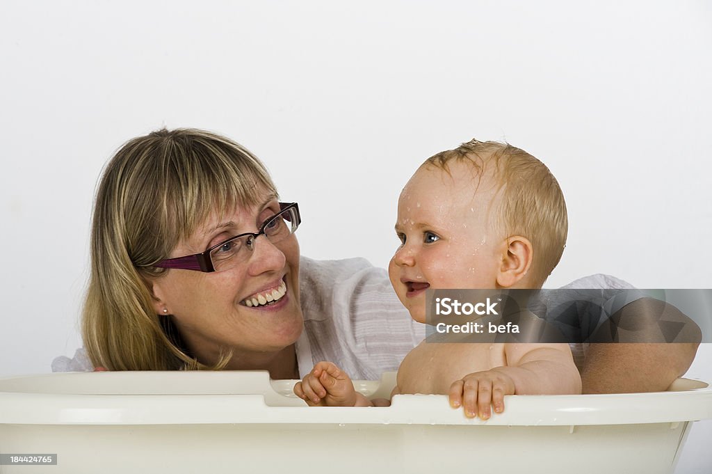 Nonna bagno baby - Foto stock royalty-free di Vasca da bagno