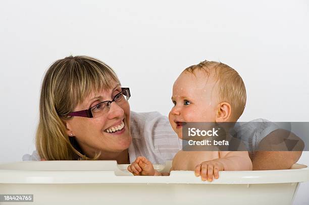 Nonna Bagno Baby - Fotografie stock e altre immagini di Vasca da bagno - Vasca da bagno, Babysitter, Accudire