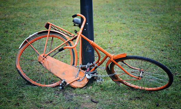 orange vélo rétro - bicycle broken old chain photos et images de collection