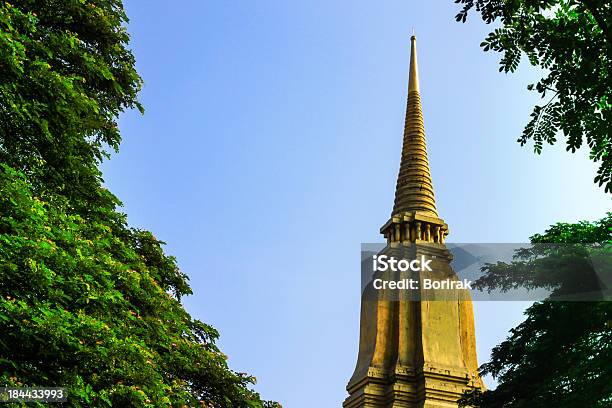 Topo Da Antiga Velha Arruinada Pagode No Templo De Ayutthaya - Fotografias de stock e mais imagens de Ao Ar Livre