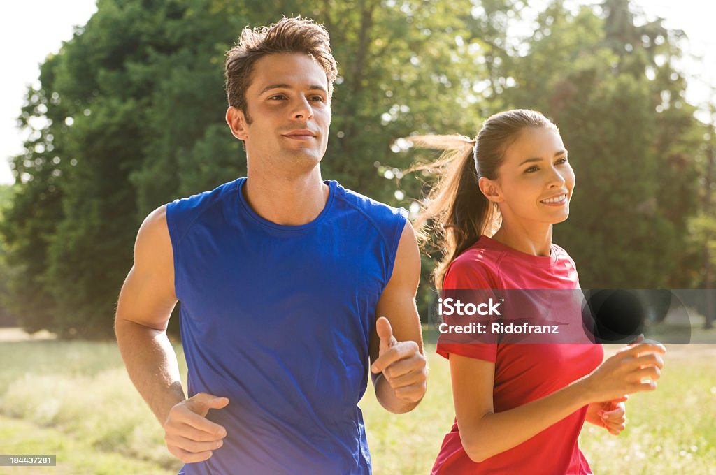 Jeune Couple Jogging ensemble - Photo de Tous types de couple libre de droits