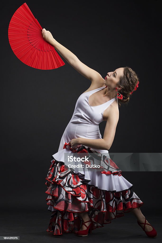 Jeune femme Danse flamenco espagnol sur noir - Photo de A la mode libre de droits