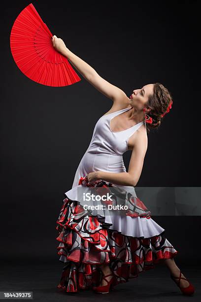 Photo libre de droit de Jeune Femme Danse Flamenco Espagnol Sur Noir banque d'images et plus d'images libres de droit de A la mode - A la mode, Activité, Activité de loisirs