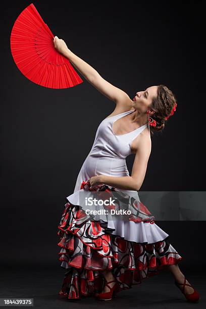 スペインの若い女性をダンスフラメンコブラック - 1人のストックフォトや画像を多数ご用意 - 1人, うちわ, アンダルシア州