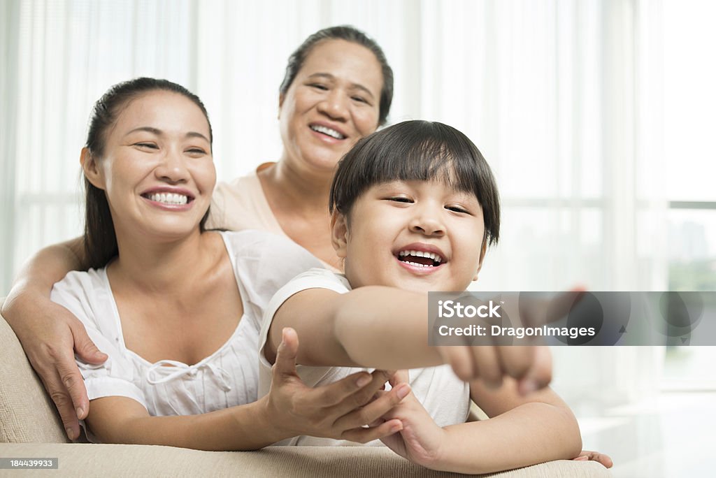 Mamá, ¡esperamos allí - Foto de stock de Abrazar libre de derechos