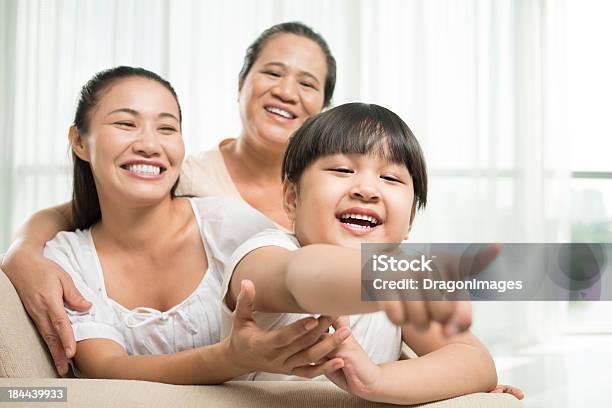 Mamá Esperamos Allí Foto de stock y más banco de imágenes de Abrazar - Abrazar, Abuela, Abuelos