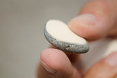 kiesel-in-weiblichen-finger.jpg?b=1&s=170x170&k=20&c=wvNJu-FCXTmXK7LQ-YYHL1U_jAdMNIYK4qCYZhSq-IM=