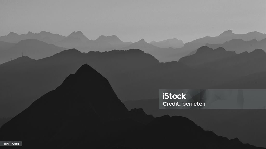 Silhouette di montagne - Foto stock royalty-free di Alpi