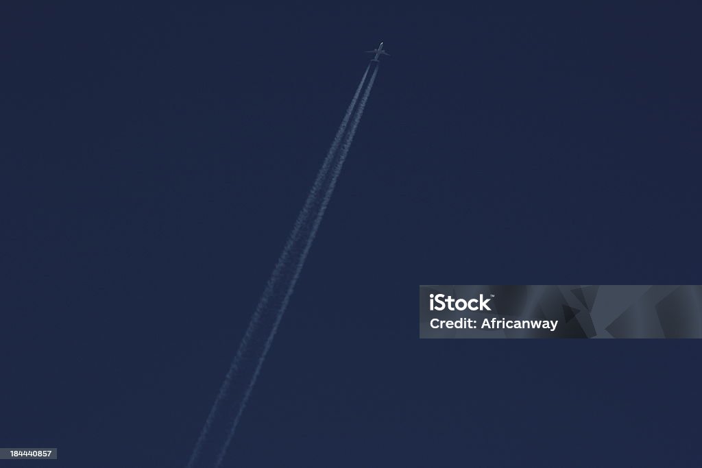 Niebieski niebo & biały Skraplanie Trail z samolotu - Zbiór zdjęć royalty-free (Bezchmurne niebo)
