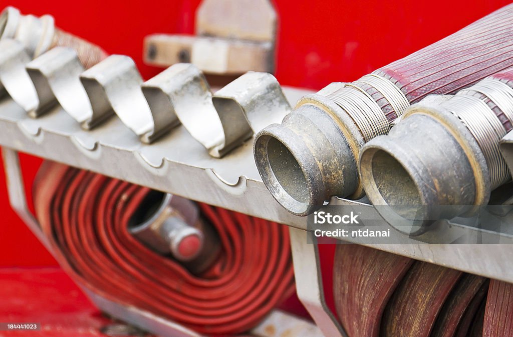 Вода-труба из Пожарная машина - Стоковые фото Help - английское слово роялти-фри