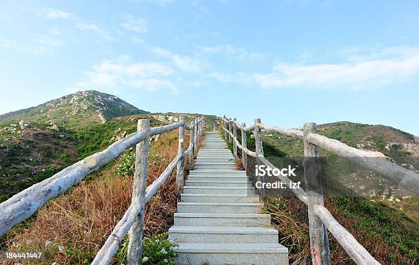 Photo libre de droit de Sentier De Randonnée Au Sommet De La Montagne banque d'images et plus d'images libres de droit de Aventure - Aventure, Beauté de la nature, Bleu