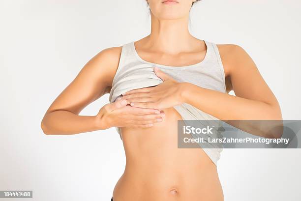 Mulher De Testes Para O Cancro Da Mama - Fotografias de stock e mais imagens de Adulto - Adulto, Camisas, Cancro