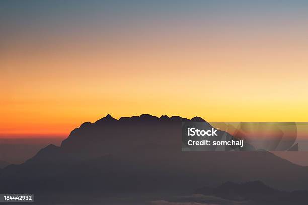 Silueta De Las Montañas Al Amanecer Foto de stock y más banco de imágenes de Valle - Valle, Abandonado, Ancho