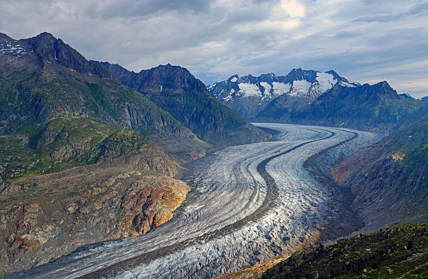 знаменитый ледник алеч в альпах - aletsch glacier european alps mountain range eiger стоковые фото и изображения