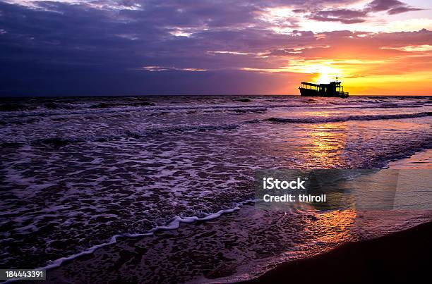 Schöne Meer Sonnenuntergang Und Schiff Stockfoto und mehr Bilder von Abenddämmerung - Abenddämmerung, Blau, Bunt - Farbton