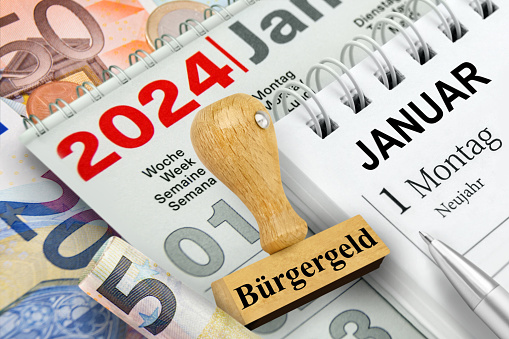 Deutscher Kalender Datum Neujahr 1. Januar 2024   Finanzen und Euro Geldscheine mit Kugelschreiber