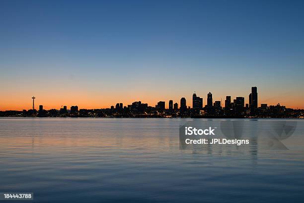 Seattle Washington Skyline Em Sunrise Panorama De Waterfront - Fotografias de stock e mais imagens de Amanhecer