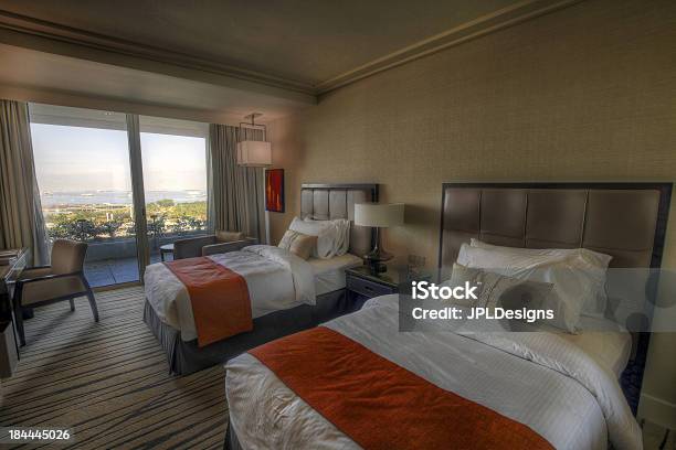Foto de Vista Interior Do Quarto De Hotel e mais fotos de stock de Cama - Cama, Carpete, Cobertor