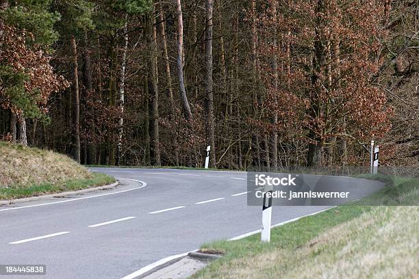 Tedesco Strada Di Campagna - Fotografie stock e altre immagini di Albero - Albero, Ambientazione esterna, Angolo - Descrizione