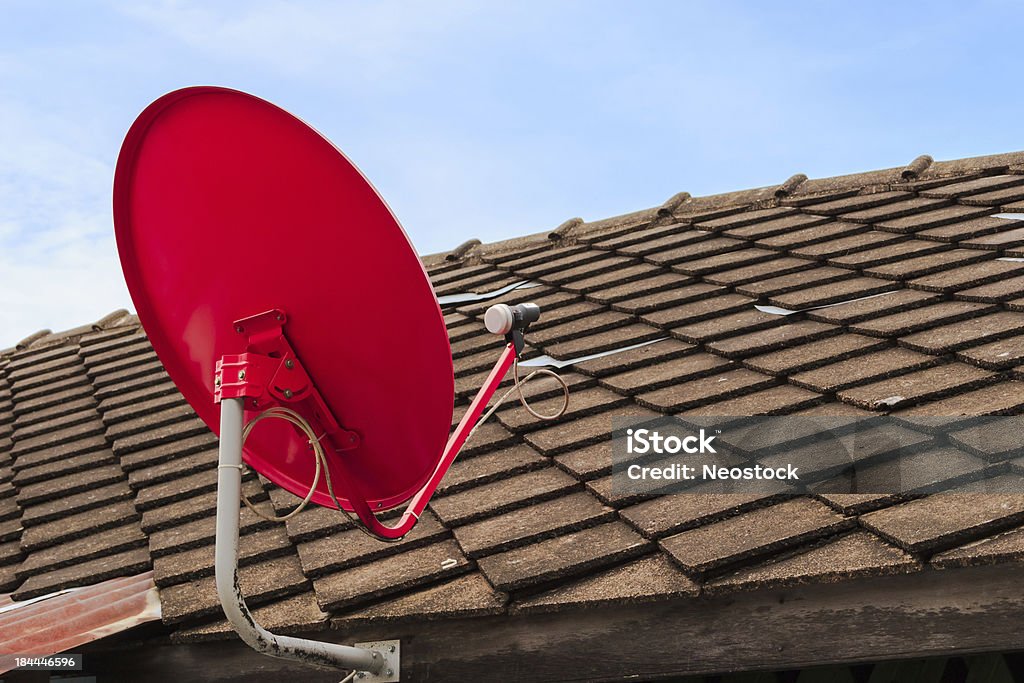 Vermelho receptor de TV por satélite no telhado de azulejos antigo - Royalty-free Analógico Foto de stock