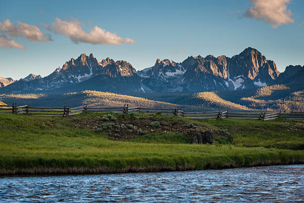 зубчатая горный хребет, штат айдахо - idaho mountains стоковые фото и изображения