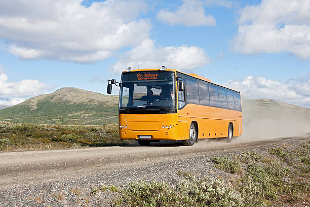 автобус до snoheim (dovrefjell-sunndalsfjella национальный парк, норвегия - dirtroad стоковые фото и изображения