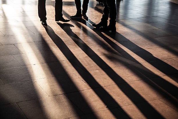 ноги людей hurrying, оказавшихся в аэропорту с тени - human foot walking business crowd стоковые фото и изображения