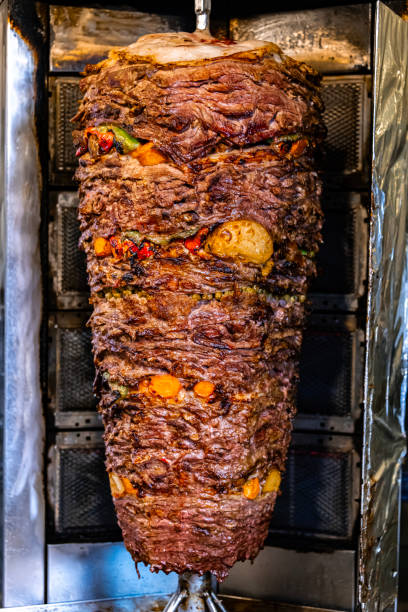 터키 거리 레스토랑에서 구운 전통 케밥 - chicken rotisserie barbecue grill roast chicken 뉴스 사진 이미지