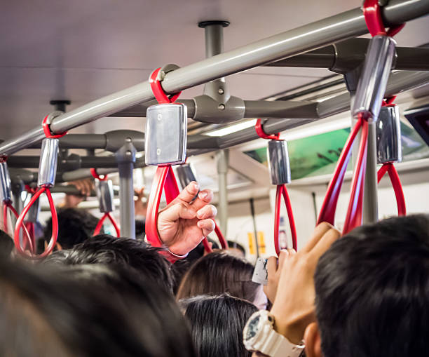 beengt menschen in den öffentlichen verkehrsmitteln - 9780 stock-fotos und bilder