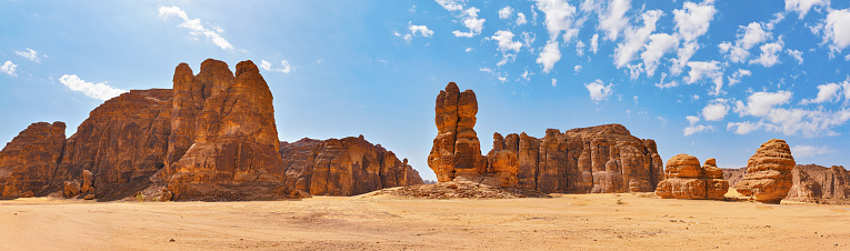 Formaciones rocosas desérticas con arena en primer plano, paisaje típico de Al Ula, Arabia Saudita. Panorama de alta resolución photo