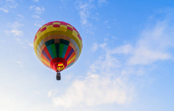 青空の背景に大きなカラフルな風船 - ballooning festival ストックフォトと画像