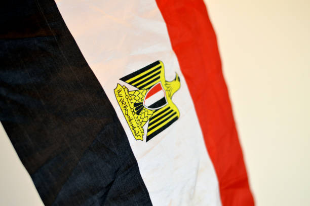 a bandeira nacional do egito, uma tricolor composta pelas três faixas horizontais iguais vermelhas, brancas e pretas, a bandeira traz o emblema nacional do egito, a águia egípcia de saladino na faixa branca - symbol military star eagle - fotografias e filmes do acervo