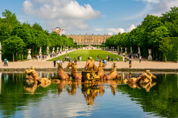 fontana di apollo nei giardini di versailles, parigi, francia - reggia di versailles foto e immagini stock
