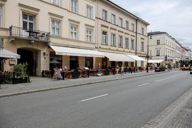 a rota real, nowy swiat street, varsóvia - nowy swiat - fotografias e filmes do acervo