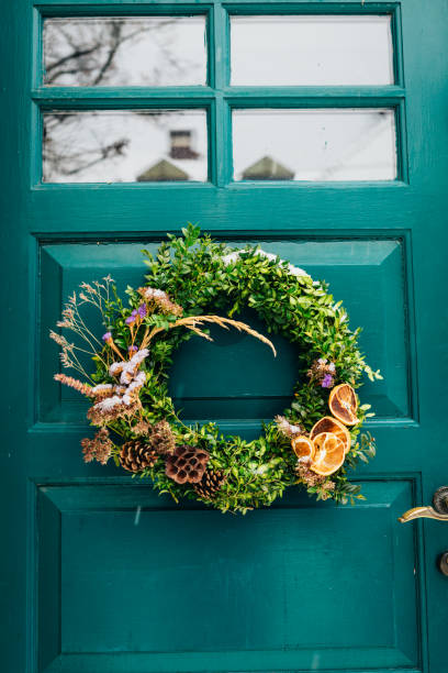 entrance to house with christmas decoration - doormat door christmas holiday imagens e fotografias de stock