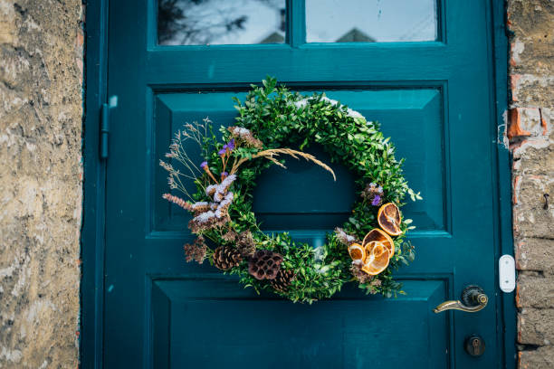 entrance to house with christmas decoration - doormat door christmas holiday imagens e fotografias de stock